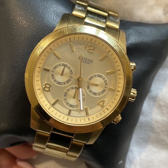 Large gold Guess watch - Picture 3 of 6